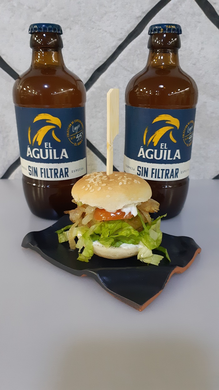 Geli. Mc Geli Veggie Burguer: Mini hamburguesa vegetariana a base de calabacín en tempura con cerveza el Águila, tomate cherrie, lechuga